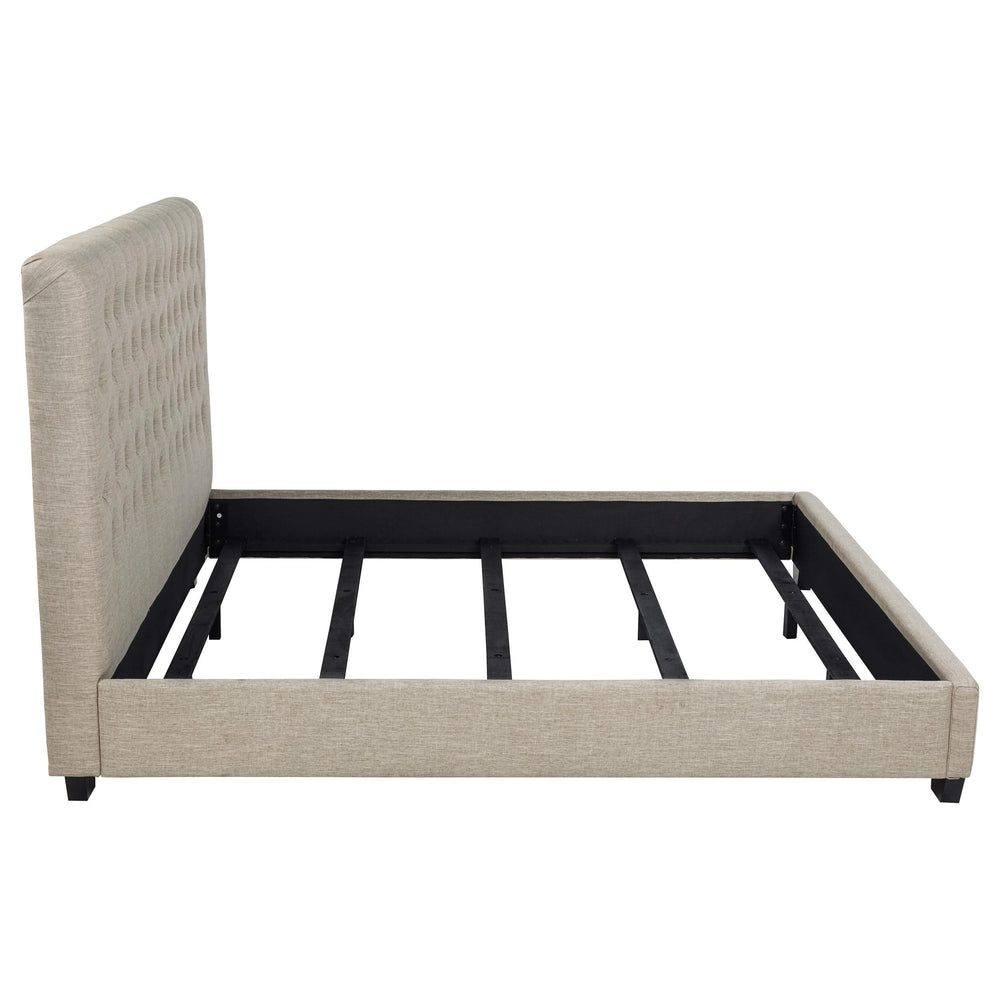 Cama King tapizada Chloe con paneles en color avena
