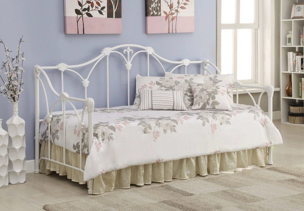Cama de día doble de metal Halladay en blanco