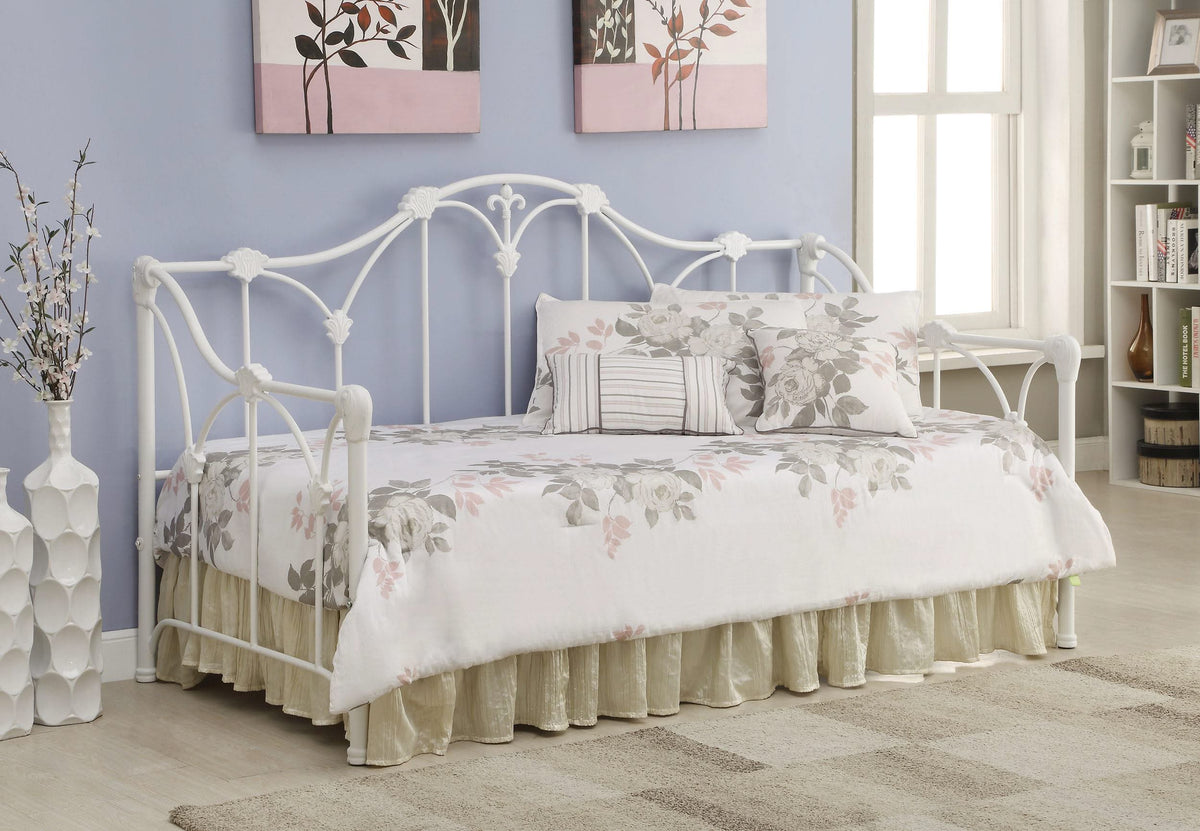 Cama de día doble de metal Halladay en blanco