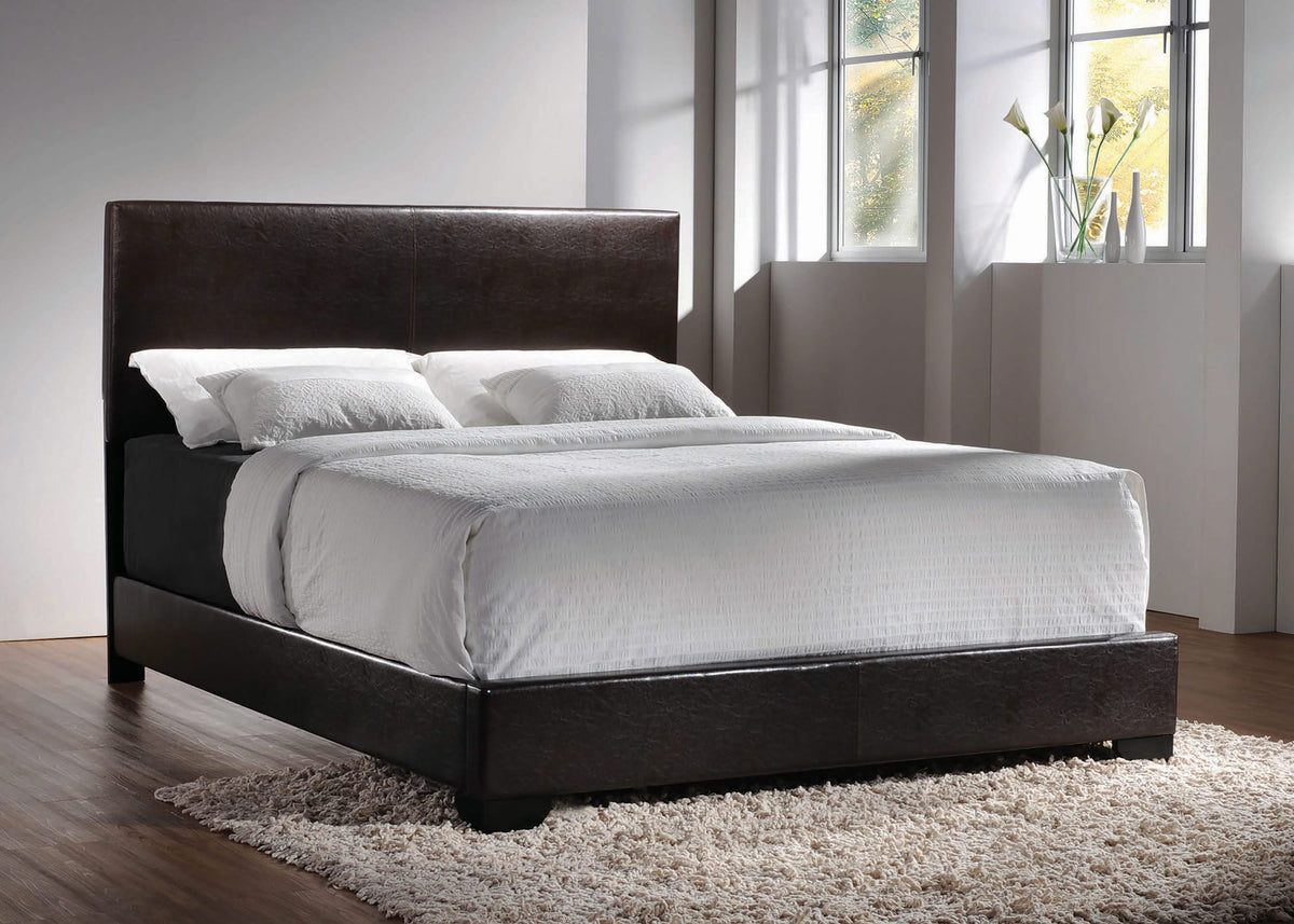 Cama tapizada Conner de tamaño completo en marrón oscuro
