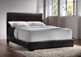 Cama King tapizada Conner Eastern con paneles en marrón oscuro