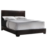 Cama California King tapizada Conner en marrón oscuro