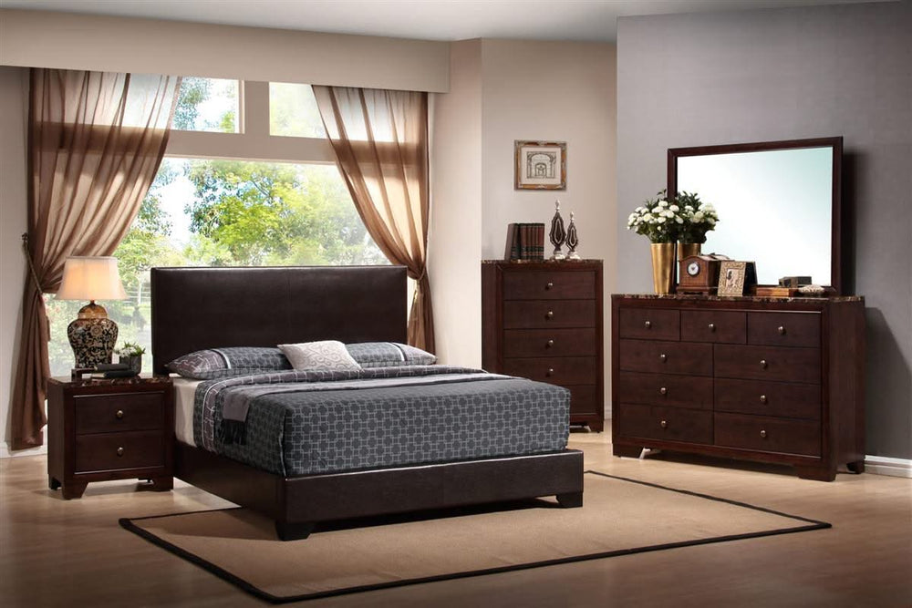 Cama California King tapizada Conner en marrón oscuro