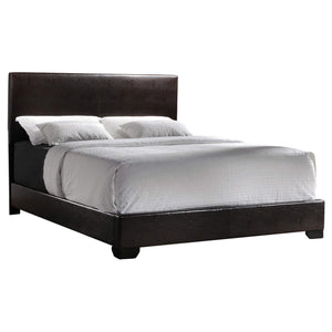 Cama Queen tapizada Conner con paneles en marrón oscuro