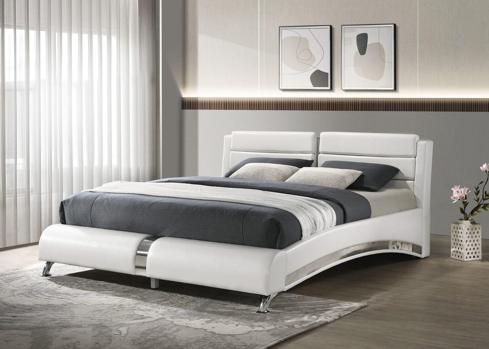Cama tipo trineo Jeremaine tapizada estilo oriental, tamaño king, color blanco