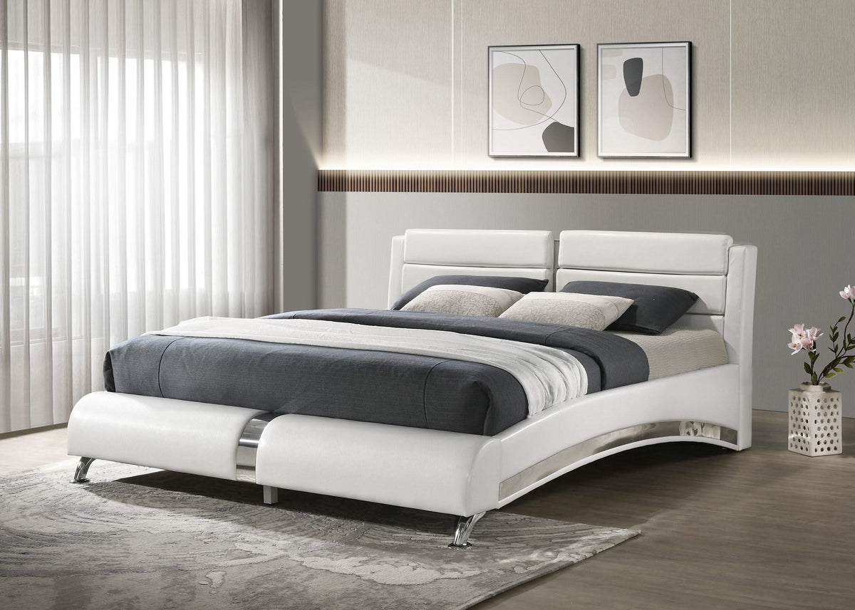 Cama tipo trineo Jeremaine tapizada estilo oriental, tamaño king, color blanco