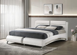 Cama tipo trineo Jeremaine tapizada estilo oriental, tamaño king, color blanco