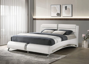 Cama tipo trineo Jeremaine tapizada estilo oriental, tamaño king, color blanco