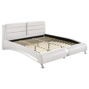 Cama tipo trineo Jeremaine tapizada estilo oriental, tamaño king, color blanco