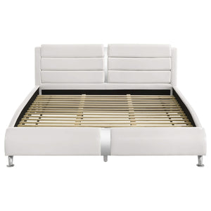 Cama tipo trineo Jeremaine tapizada estilo oriental, tamaño king, color blanco