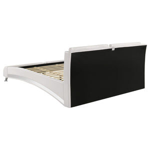 Cama tipo trineo Jeremaine tapizada estilo oriental, tamaño king, color blanco