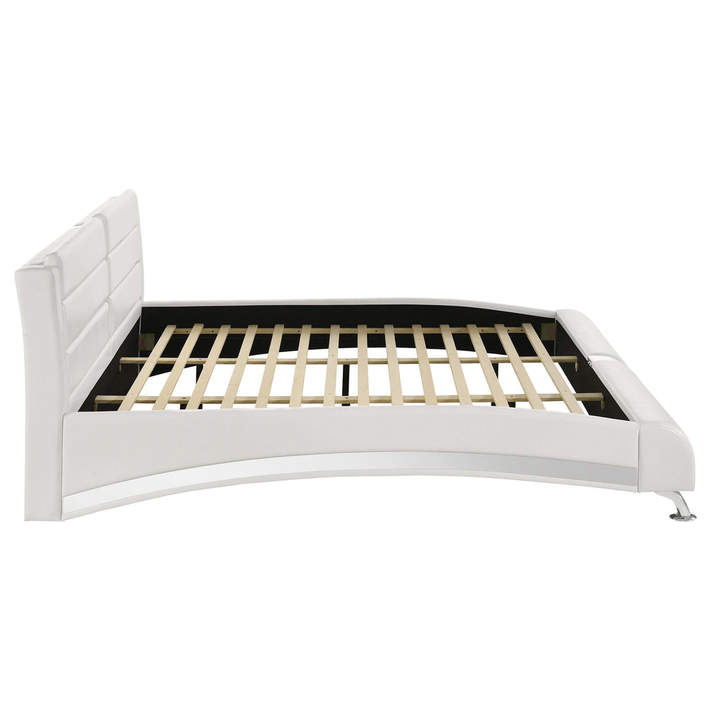 Cama tipo trineo Jeremaine tapizada estilo oriental, tamaño king, color blanco