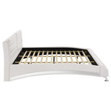 Cama tipo trineo Jeremaine tapizada estilo oriental, tamaño king, color blanco