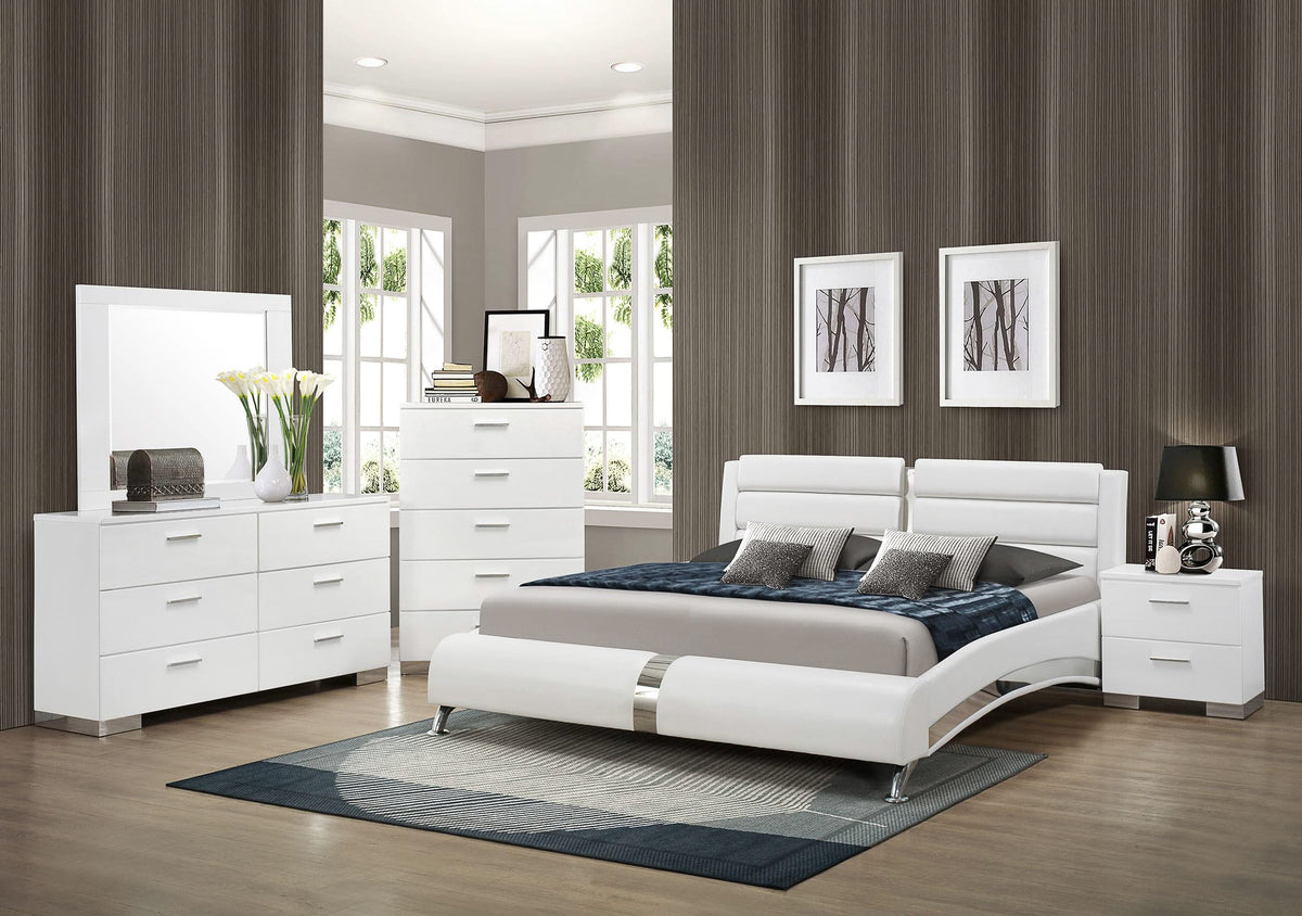 Cama tipo trineo Jeremaine tapizada estilo oriental, tamaño king, color blanco