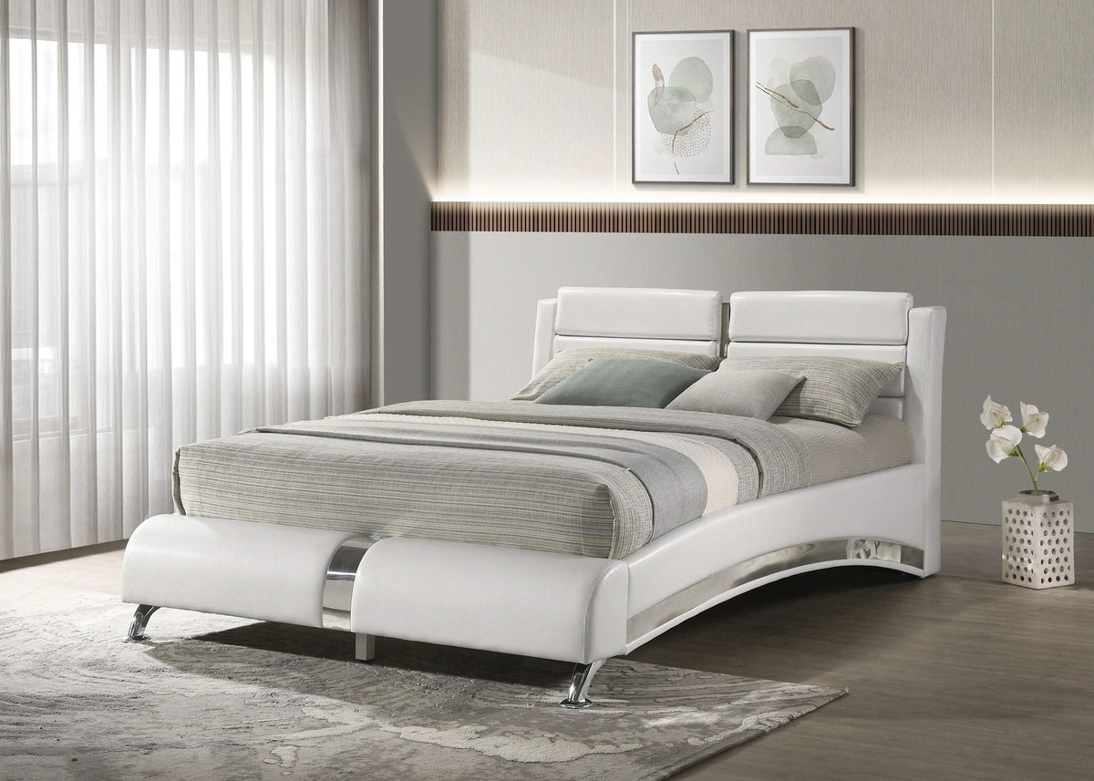 Cama de trineo Queen tapizada Jeremaine blanca