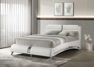 Cama de trineo Queen tapizada Jeremaine blanca
