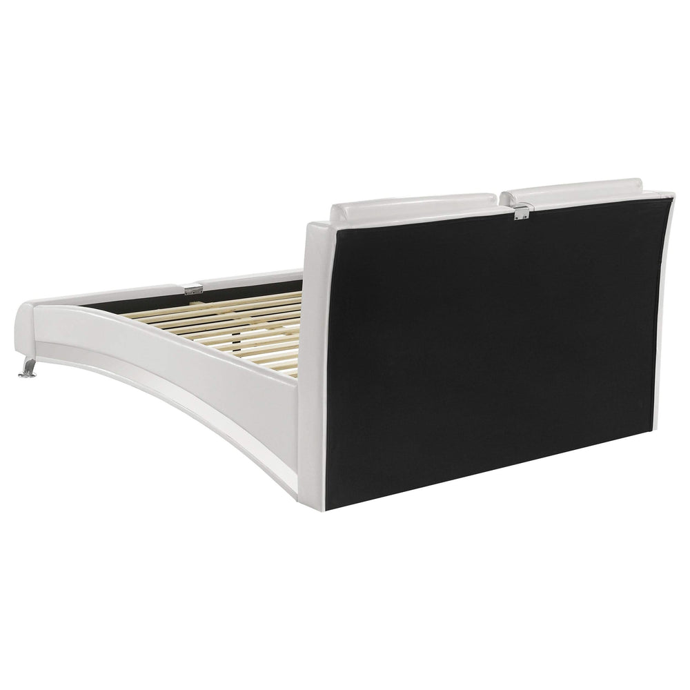 Cama de trineo Queen tapizada Jeremaine blanca