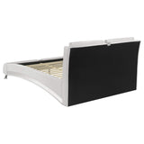 Cama de trineo Queen tapizada Jeremaine blanca