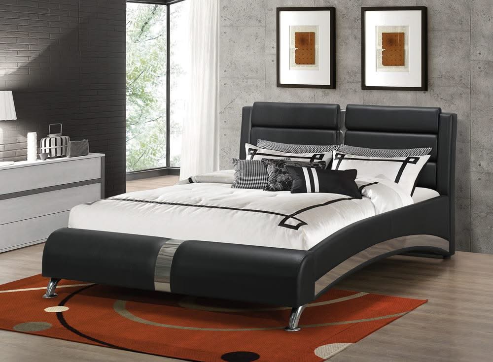 Cama estilo trineo Jeremaine tapizada en color negro