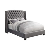 Cama Pissarro tapizada Eastern King con respaldo de alas, color gris