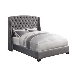 Cama Pissarro tapizada Eastern King con respaldo de alas, color gris