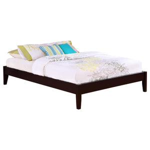 Cama de plataforma universal Hounslow Eastern King color capuchino