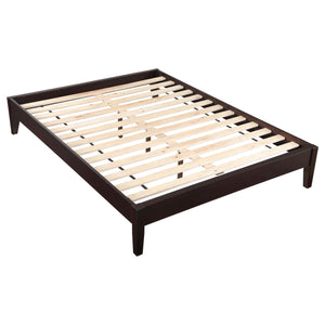 Cama de plataforma universal Hounslow Eastern King color capuchino