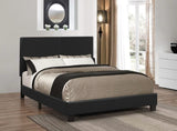 Cama individual con paneles tapizados en color malva y color negro