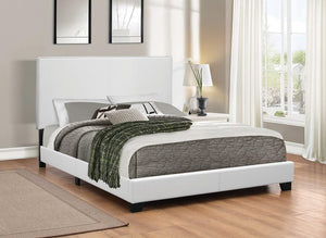 Cama Queen con paneles tapizados en color malva y blanco