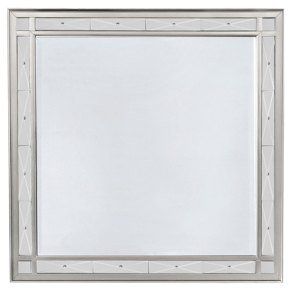 Juego de dormitorio Camille Eastern King de 4 piezas, color mercurio metálico