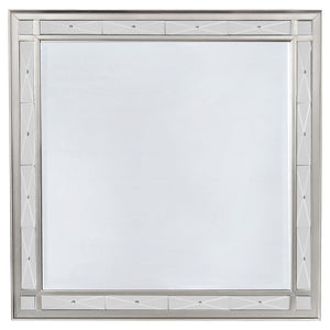 Juego de dormitorio Camille Eastern King de 4 piezas, color mercurio metálico