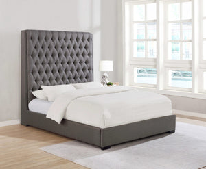 Cama King tapizada Camille con paneles en gris