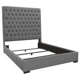 Cama King tapizada Camille con paneles en gris
