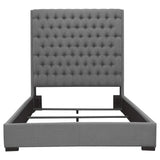 Cama King tapizada Camille con paneles en gris
