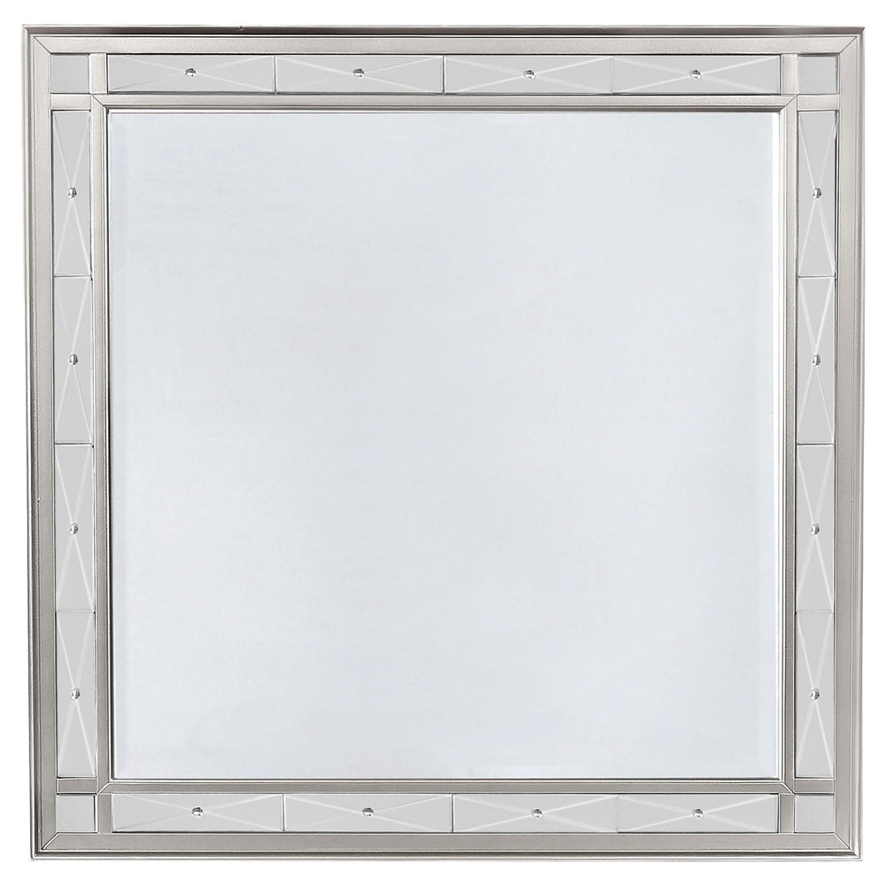 Juego de dormitorio Camille California King de 4 piezas, color mercurio metálico