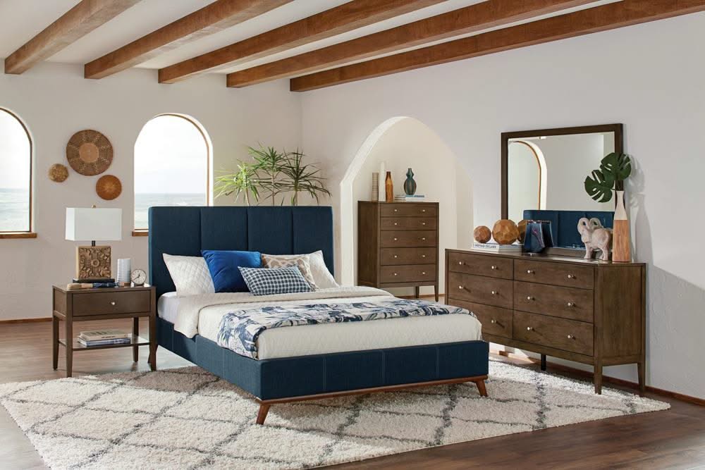 Cama King tapizada Charity con paneles en color azul