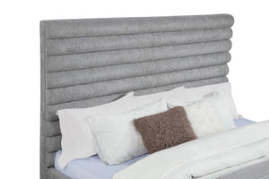 Cama Patricia California King de 58 pulgadas con tapizado en bouclé, color gris