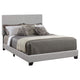 Cama Dorian tapizada en piel sintética gris con paneles completos