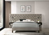 Cama tapizada Marley Eastern King con paneles de pared en marrón claro