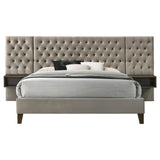 Cama tapizada Marley Eastern King con paneles de pared en marrón claro