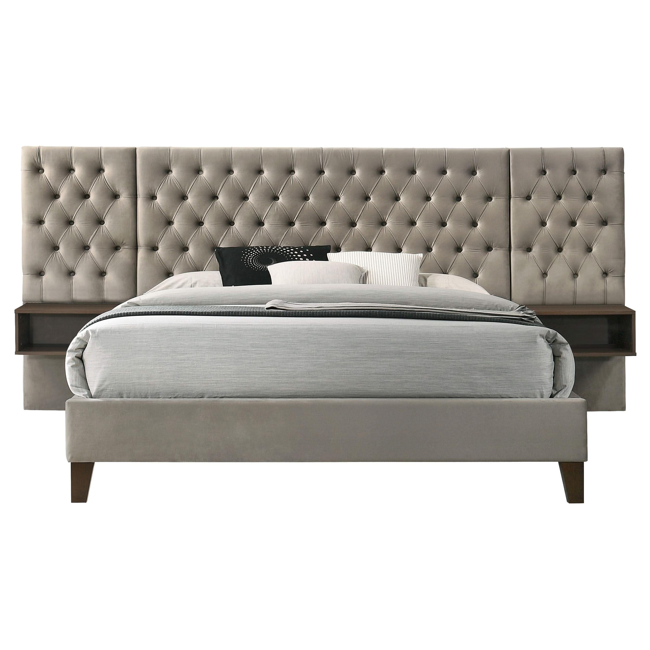 Cama tapizada Marley Eastern King con paneles de pared en marrón claro