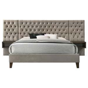 Cama tapizada Marley Eastern King con paneles de pared en marrón claro