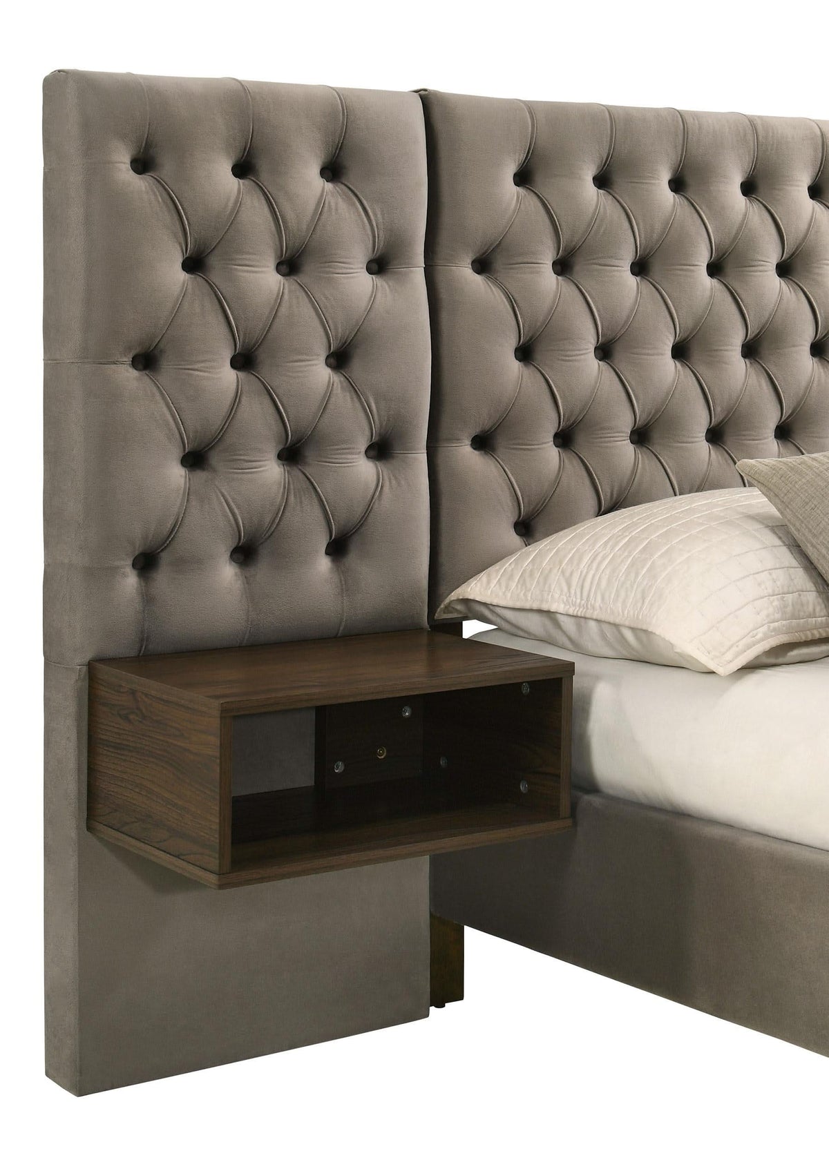 Cama tapizada Marley Eastern King con paneles de pared en marrón claro