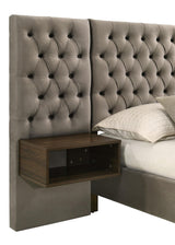 Cama tapizada Marley Eastern King con paneles de pared en marrón claro
