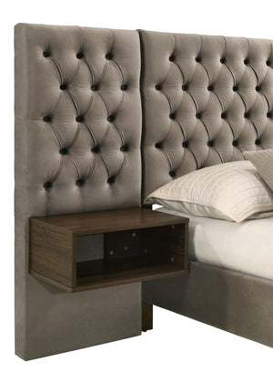 Cama tapizada Marley Eastern King con paneles de pared en marrón claro