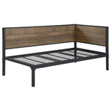 Cama de día doble de metal Getler en color castaño desgastado