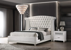Cama Queen con respaldo alto tapizada Barzini, color blanco