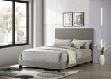 Cama de matrimonio Dorian tapizada en tela color topo