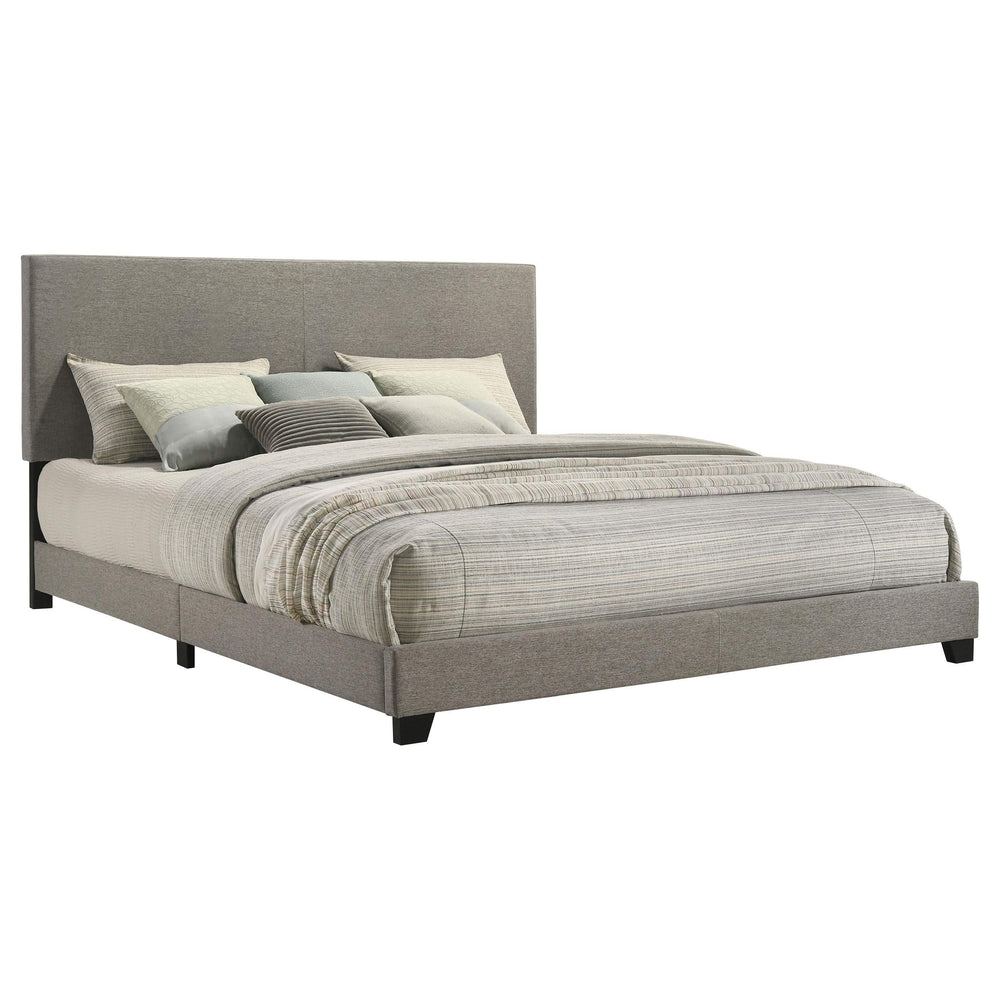 Cama King con paneles tapizados en tela Dorian, color topo