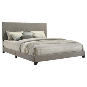 Cama King con paneles tapizados en tela Dorian, color topo